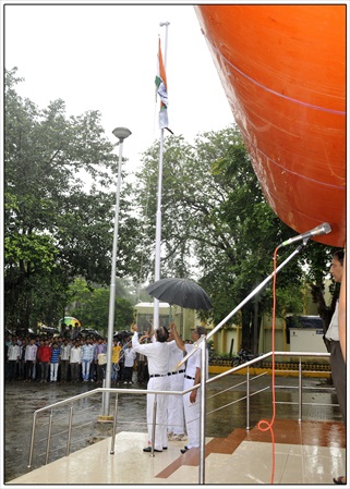 2013august15 flag hoisting (00)