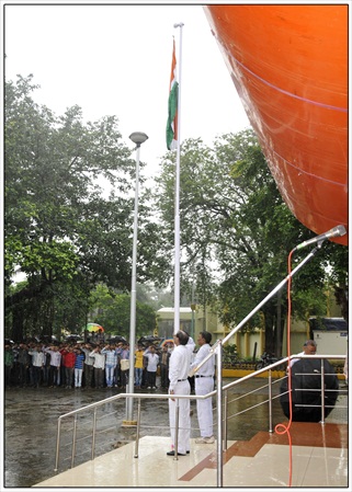 2013august15 flag hoisting (1)